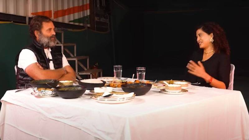 Kamiya Jani having dinner with Rahul Gandhi in a village in Rajasthan during the Bharat Jodo Yatra