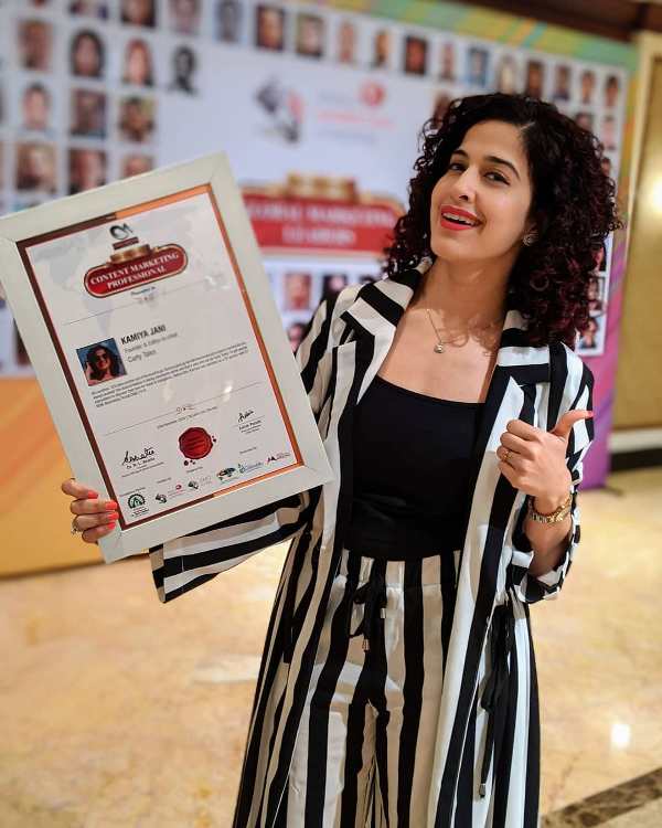 Kamiya Jani posing with her award of The Most Influential Content Marketing Professional by the World Marketing Congress Awards