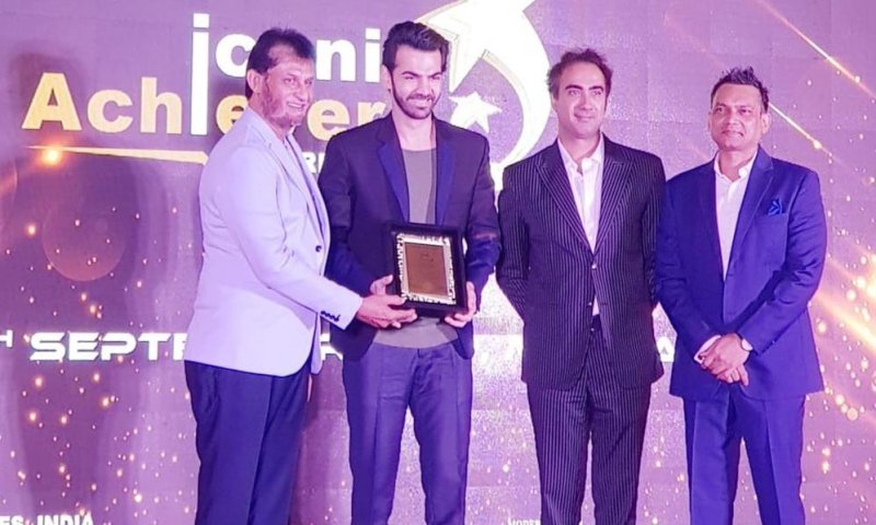 Karan Grover accepting the Most Promising TV Actor Award at Iconic Achiever Awards 2019