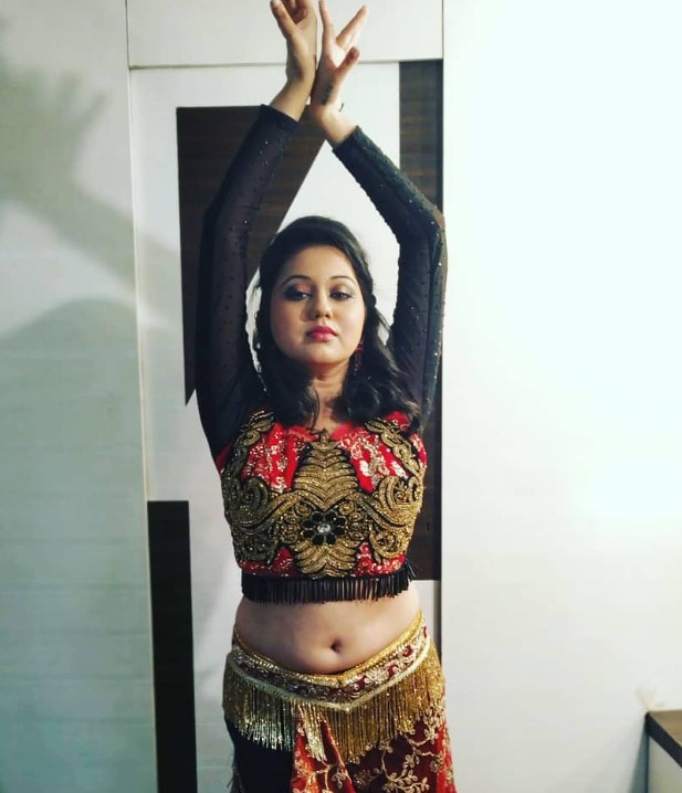 Ketaki Chitale posing before her belly dancing show