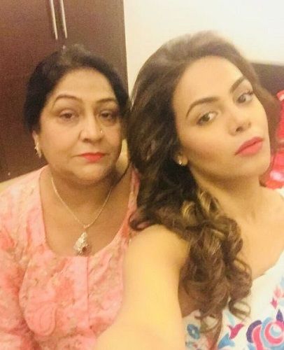 Komal Vohra and her mother