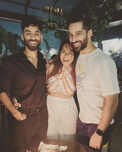 Komal Vohra with her brothers