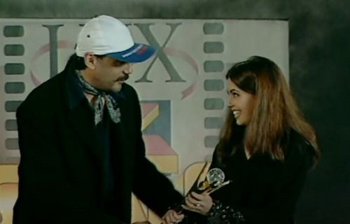 Mahima Chaudhry receiving Zee Cine Awards 1998 Best Debut Female award