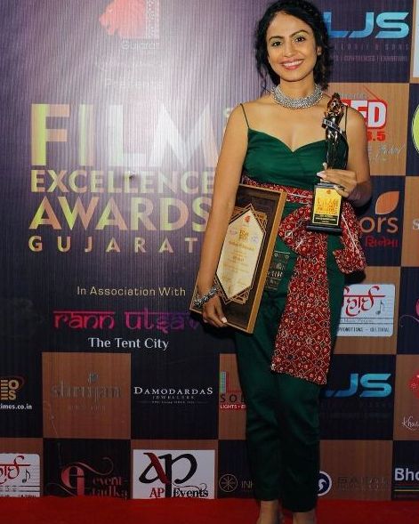 Manasi Parekh posing with her award at the Filmfare Excellence Awards Gujarat