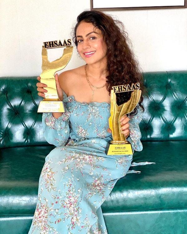 Manasi Parekh with her Best Actress award for the film Golkeri