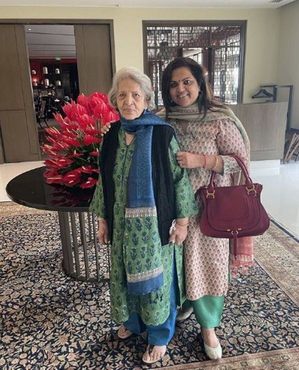 Navika Kumar with her mother