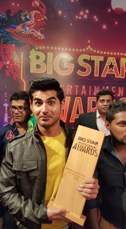 Omkar Kapoor with his award for Most Entertaining Actor in a Debut Role (Male)