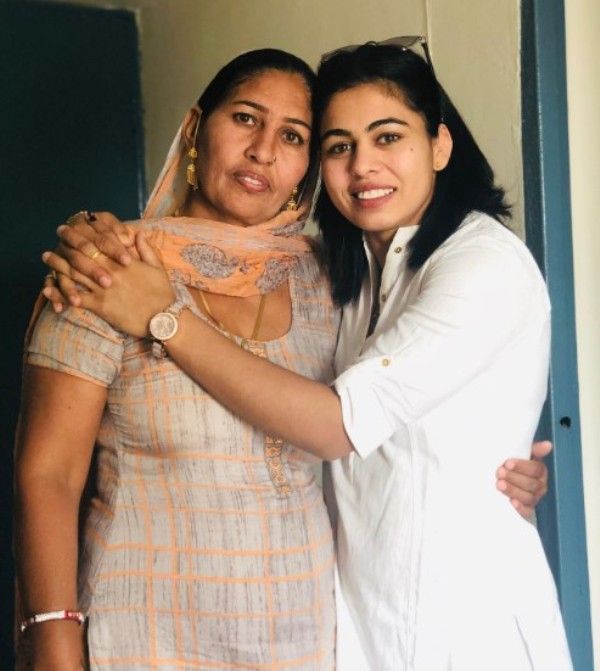 Pooja Dhanda with her mother