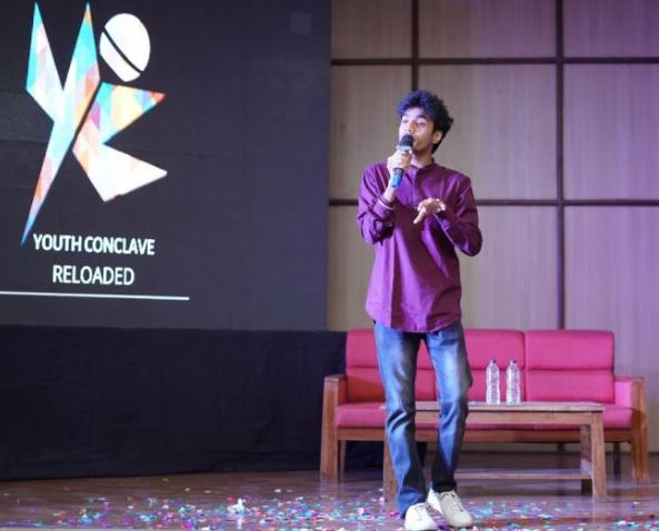 Rajat Sood entertaining the audience at Youth Conclave Reloaded