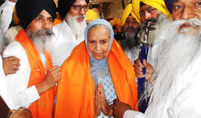 SGPC’s functionaries bestowing the Siropa upon Dilawar Singh’s mother