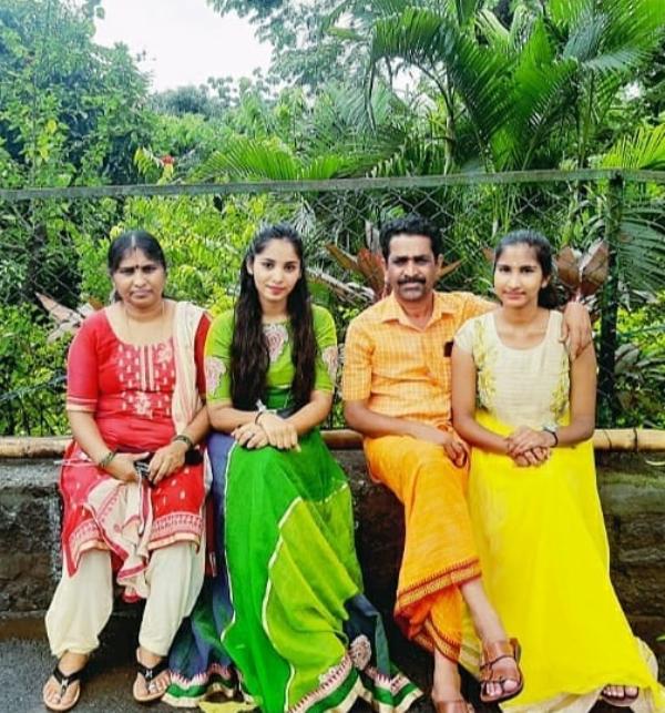Swathi with her parents and sister, Ramya