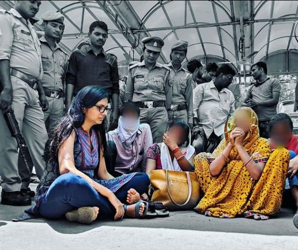 Swati Maliwal meeting the Unnao rape survivor's family