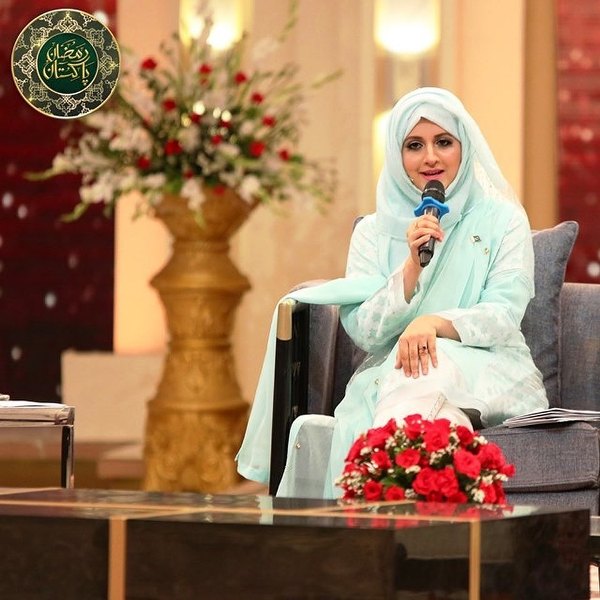 Syeda Bushra Iqbal hosting the TV show 'Ramzan Pakistan' on Hum TV