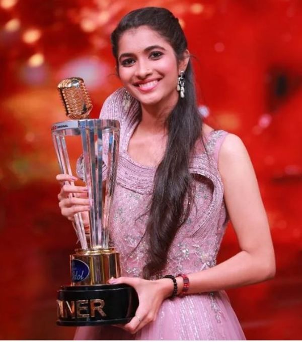 Vagdevi holding the trophy after winning Telugu Indian Idol-compressed