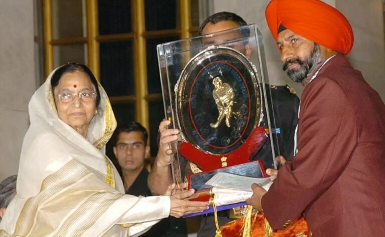 Varinder Singh receiving Dhyan Chand Lifetime Achievement Award