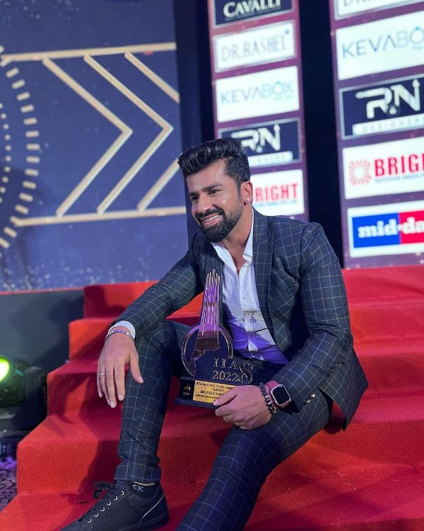 Aashish Mehrotra with his award at the International Iconic Awards