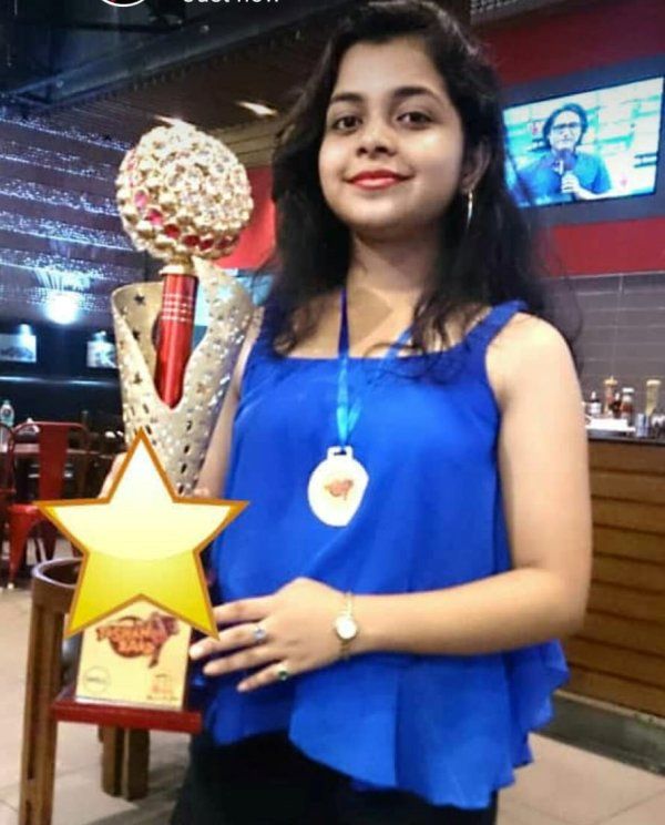 Anushka Banerjee with her award for winning 93.5 Red FM 'College Ke Tashanbaaz Contest'
