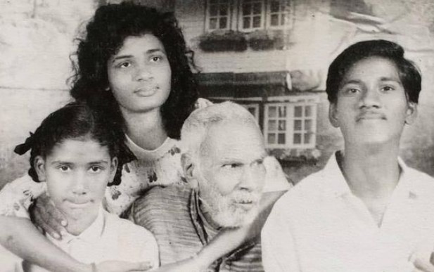 Avinash Das with his father and two sisters