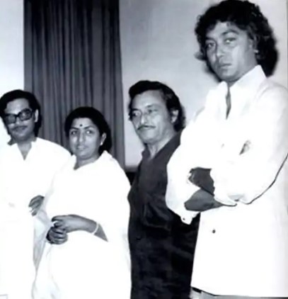 Bhupinder Singh with his co-singers
