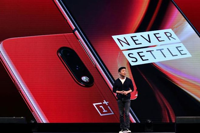 Carl Pei addressing employees at OnePlus