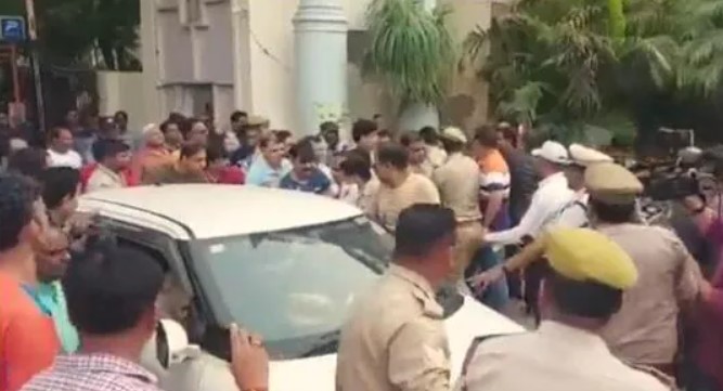 Chhattisgarh Police and Ghaziabad police battling for the custody of Rohit Ranjan outside his residence