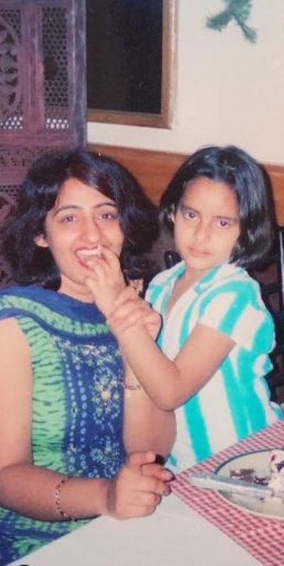 Childhood picture of Aanchal Munjal with her mother