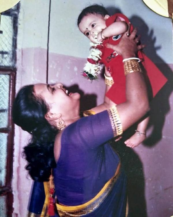 Childhood picture of Anushka Banerjee with her mother