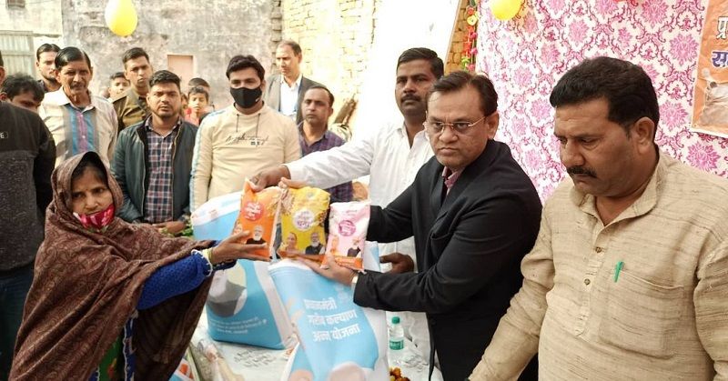 Dinesh Khatik distributing ration