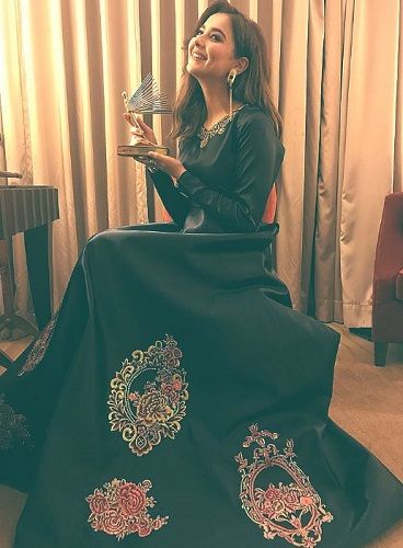 Hania Aamir holding her PIFF award