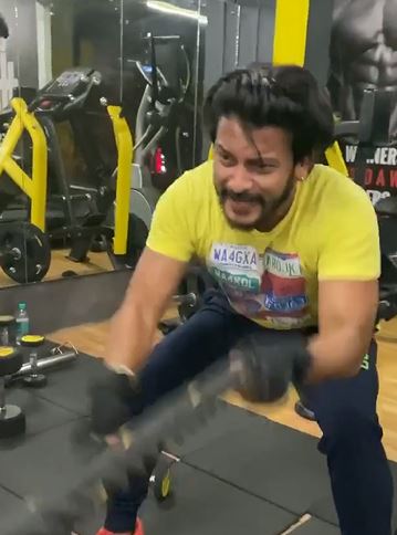 Kishor Das doing workout