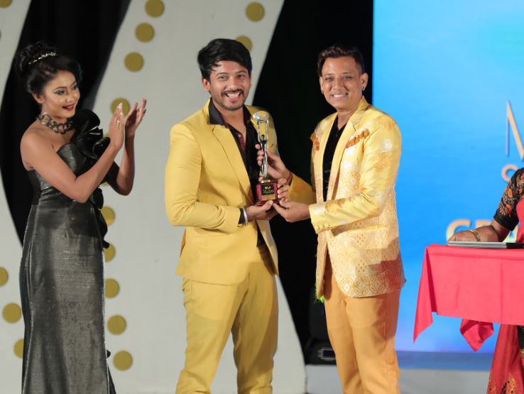 Kishor Das receiving an award