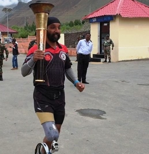 Major DP Singh carrying the victory flame to commemorate India's victory in the 1999 Kargil War