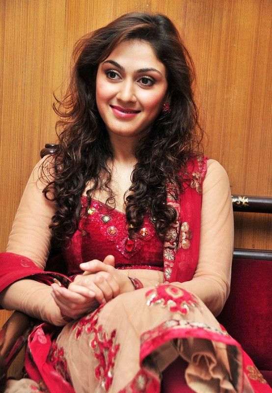 Manjari Fadnis Wiki, Height, Age, Boyfriend, Husband, Family, Biography ...