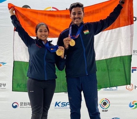 Mehuli Ghosh and Tushar Mane posing after winning the gold medals in the 10m Air Rifle Mixed team final at the ISSF World Cup Rifle championships in Changwon (Korea) in 2022