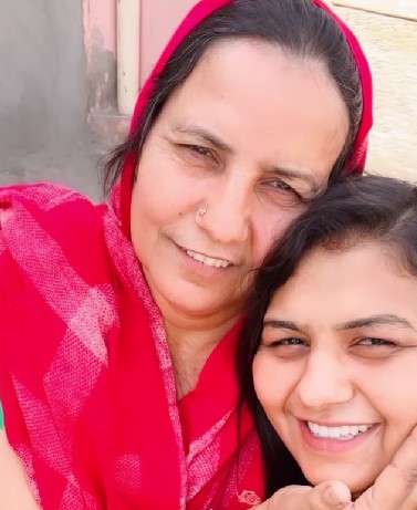 Pooja Sihag with her mother