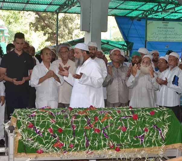 Razak Khan's family members and other relatives during his funeral in Mumbai