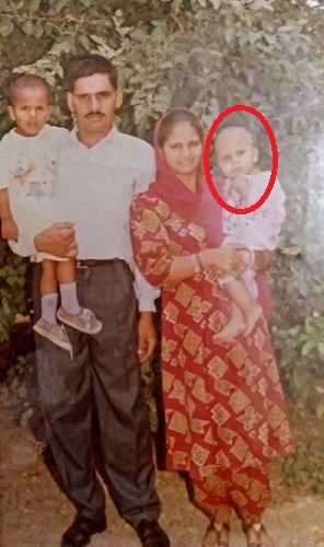 Sagar Narwat's childhood picture with his parents and brother