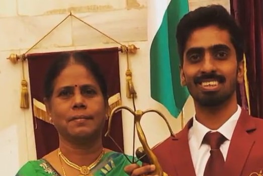 Sathiyan Gnanasekaran with his mother