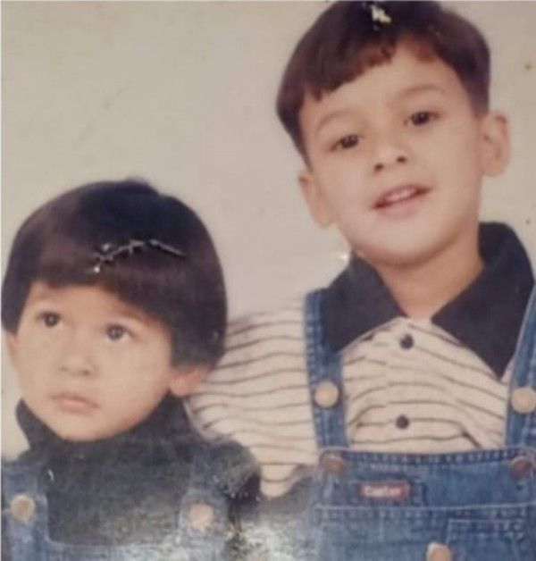Shagun Pandey's childhood picture with his sister