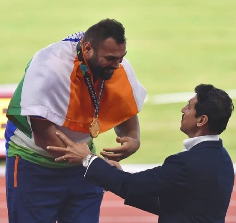 Tajinderpal Singh Toor receiving gold medal at the Asian Games 2018