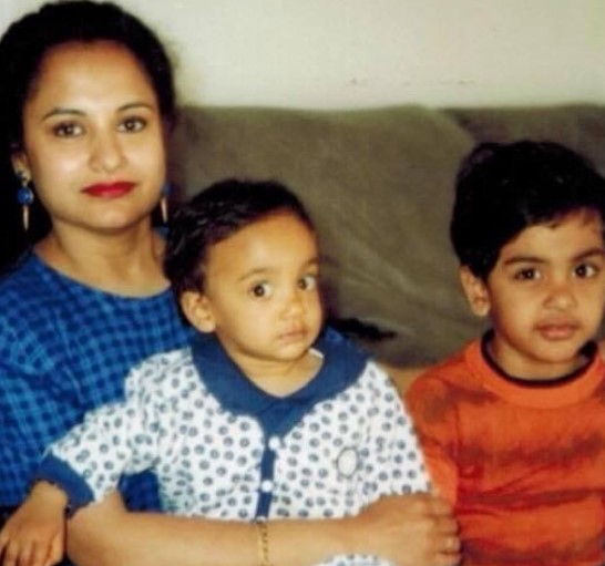 A childhood picture of Rashi Gupta with her mother and brother