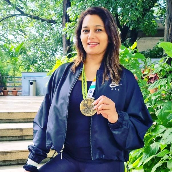  Chaitra Hallikeri posing with her TCS World 10K Bengaluru medal