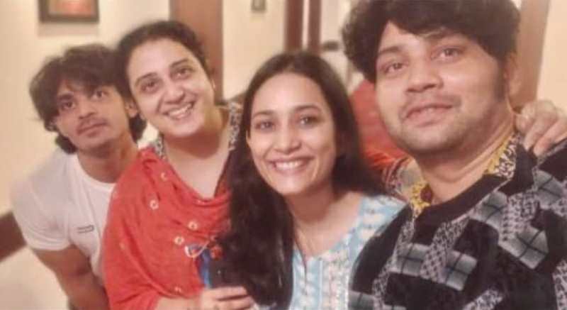 Aaryaa while shooting with the cast of the web series 'Grahan'