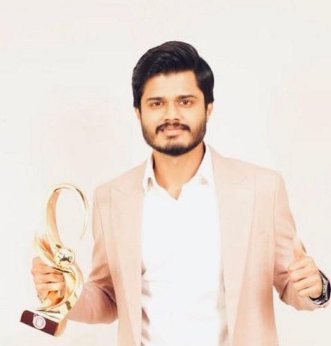 Anand Deverakonda with his award
