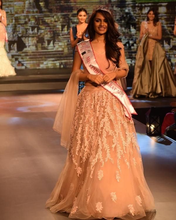 Anushka Luhar being crowned as Femina Miss India Gujarat 2018