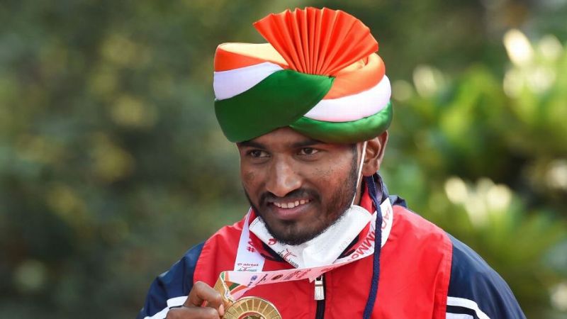 Avinash Sable posing with his gold medal at the Airtel Delhi Half Marathon