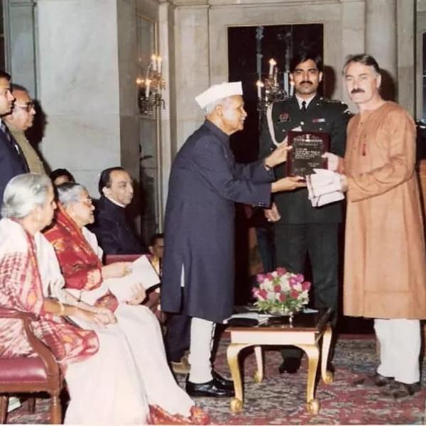 Barry John (extreme right) receiving Sangeet Natak Academy Award