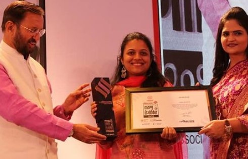 Bhakti Kulkarni upon receiving the Loksatta Tarun Tejankit Award