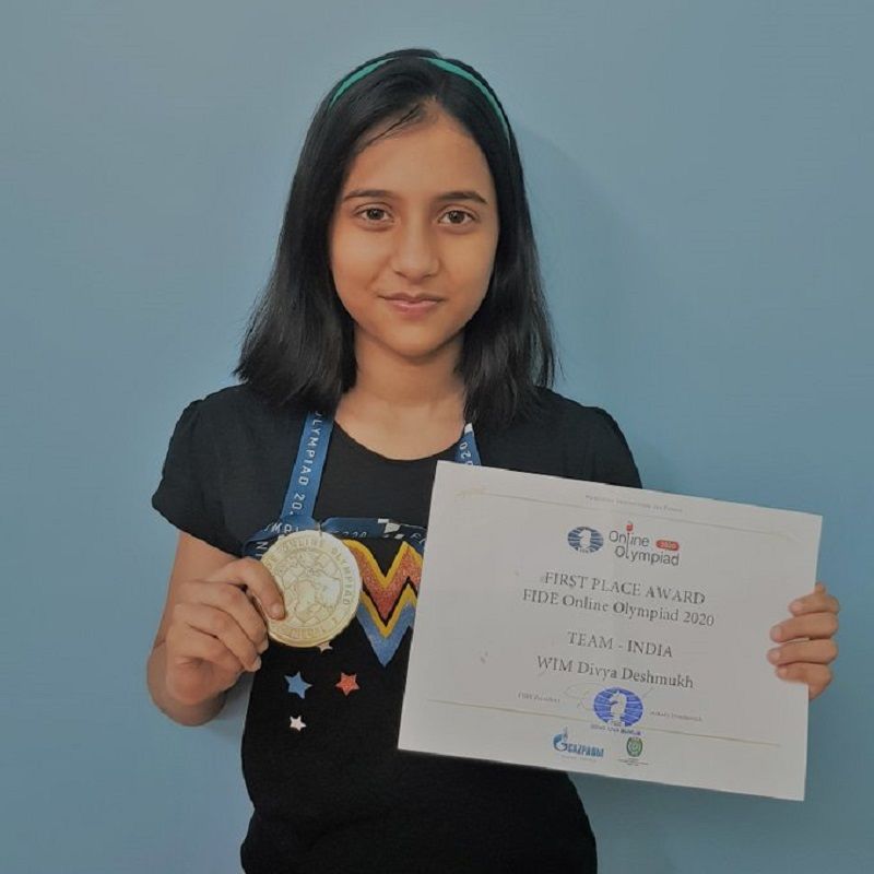 Divya Deshmukh posing with FIDE Online Chess Olympiad certificate