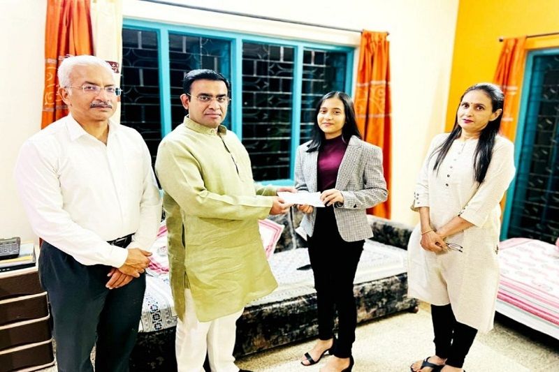 Divya Drshmukh wins cash prize from Maharashtra Chess Association